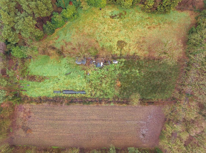 Dit aangename natuurperceel is gelegen in een groene en open omgeving waar rust, privacy en natuurbeleving centraal staan. Dankzij de vlotte bereikbaa