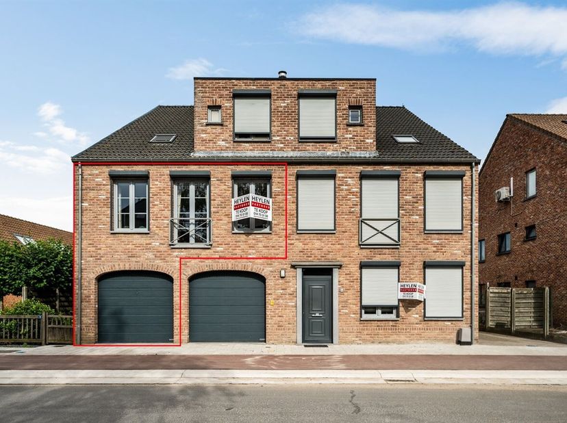Instapklaar 2-slaapkamerappartement met terras en garage in Morkhoven!<br />
Het appartement dateert van 2008 en maakt deel uit van een kleinschalige