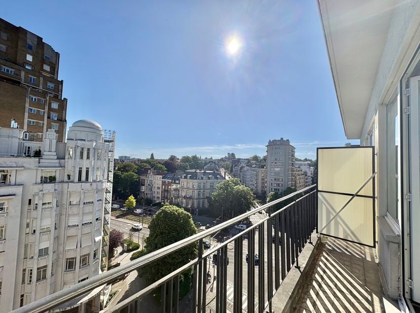 Locatie<br />
Deze appartement is ideaal gelegen aan het prestigieuze Sterreplein en geniet van een van de meest gewilde locaties in de gemeente. Deze