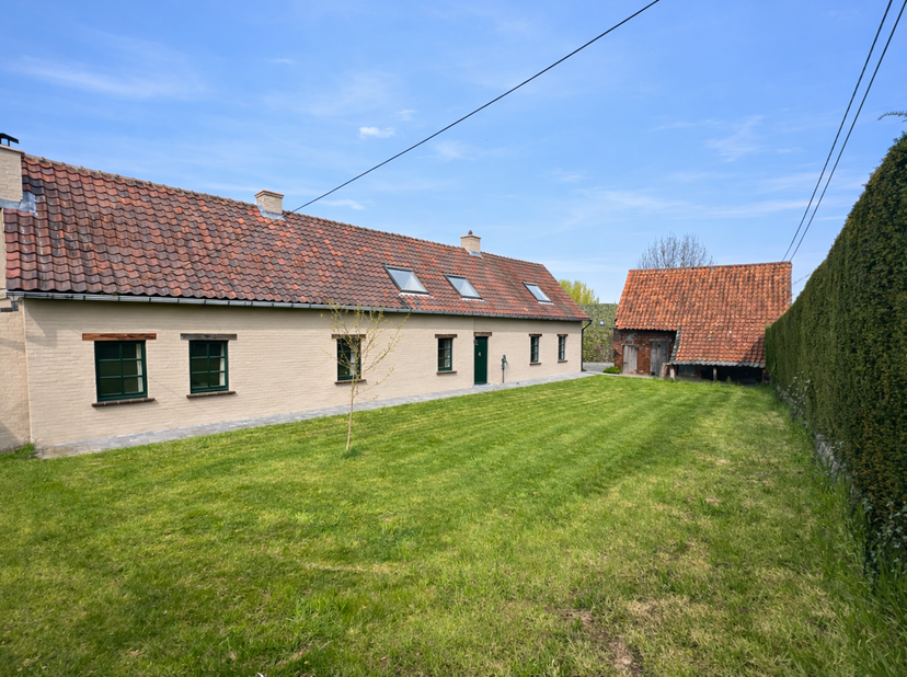 Deze charmante woning is uitzonderlijk rustig gelegen in het hart van de Vlaamse Ardennen, in de Nophovestraat 12 te Zulzeke. Omgeven door groen en na