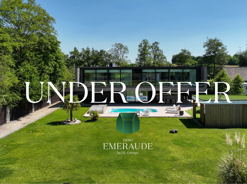 Située dans un environnement paisible où règne un calme absolu, cette villa d’exception construite en 2019 conjugue architecture contemporaine, techno