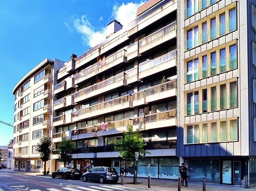 In het centrum van Kortrijk nabij de Grote Markt, vind je dit stijlvol appartement te huur terug . <br />
Op enkele stappen ben je zo in het winkelwa