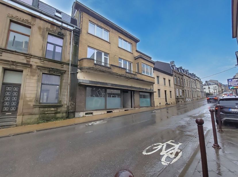 W Immobilière vous propose, en plein centre d’Arlon, au rez-de-chaussée d'une petite copropriété, une surface commerciale de 360 m². Elle bénéficie d’