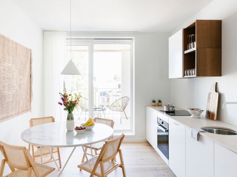 Op een boogscheut van het Marnixplein, gelegen op het hippe Zuid, bevindt zich dit prachtig gerenoveerde duplexappartement met twee slaapkamers in de