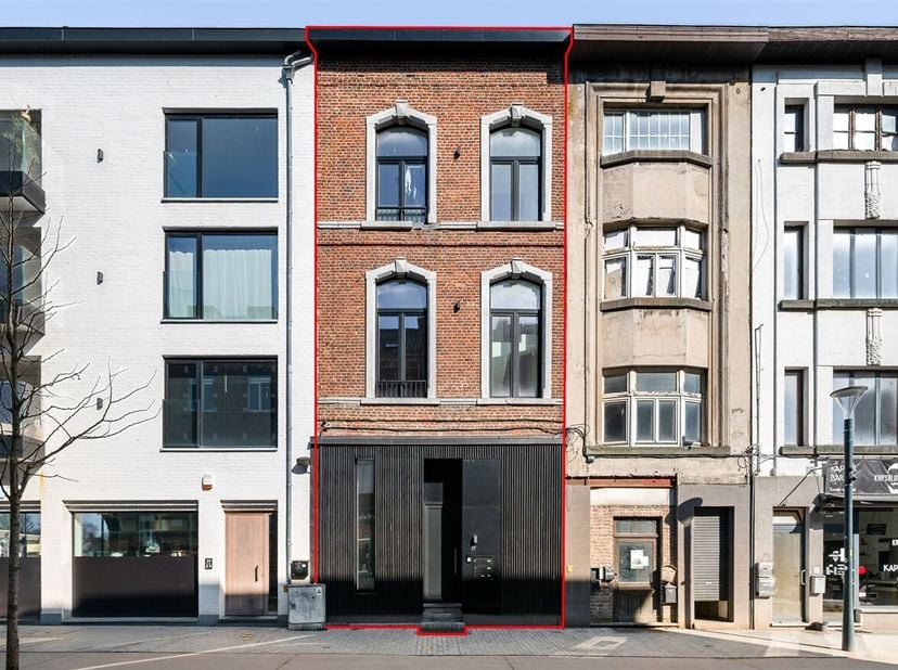 Verhuurd nieuwbouwrenovatie opbrengsteigendom te Sint-Truiden<br />
Algemeen:<br />
Het gebouw werd in 2024 volledig gerenoveerd en afgewerkt met hoog