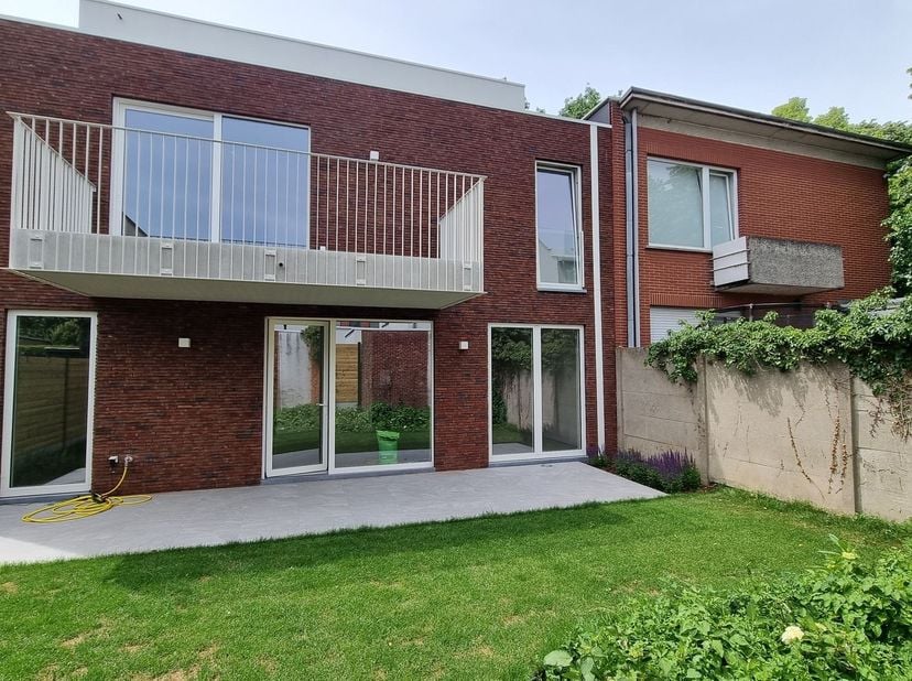 In centrum Mortsel, in een rustige straat, wordt deze kleinschalige residentie te koop aangeboden.<br />
Het gebouw (bouwjaar 2026) is volledig opgel
