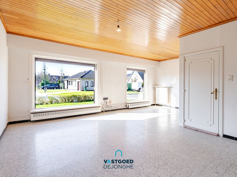 Gelegen op wandel- en fietsafstand van het centrum van De Pinte treffen we deze te renoveren halfopen bebouwing aan.<br />
<br />
De woning heeft de v