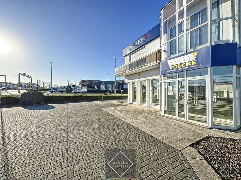 Benaderende OPPERVLAKTEN<br />
Kantoor/winkelruimte: 400m²<br />
Kelder: 100m²<br />
Ruime gemeenschappelijke parking.&amp;nbsp;<br />
<br />
INDELING:<br