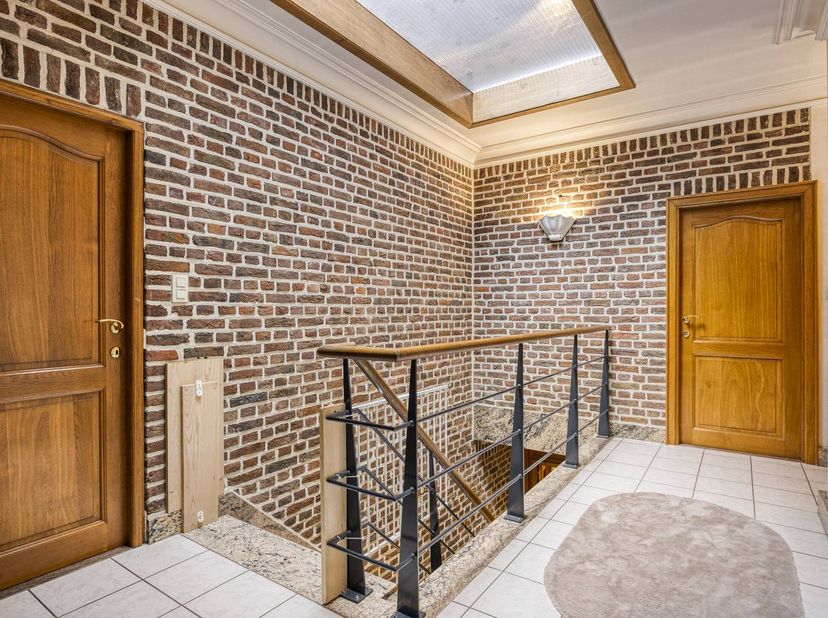 Bent u op zoek naar een ruim appartement met tal van mogelijkheden in het hart van Tongerlo? Dit unieke vastgoed bevindt zich op de eerste verdieping