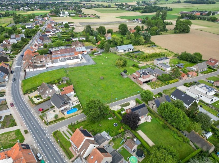 Deze 3 unieke percelen bouwgrond (1202m², 975 m² en 948m²) lenen zich perfect voor het bouwen van een alleenstaande villa op maat met 2 bouwlagen en d