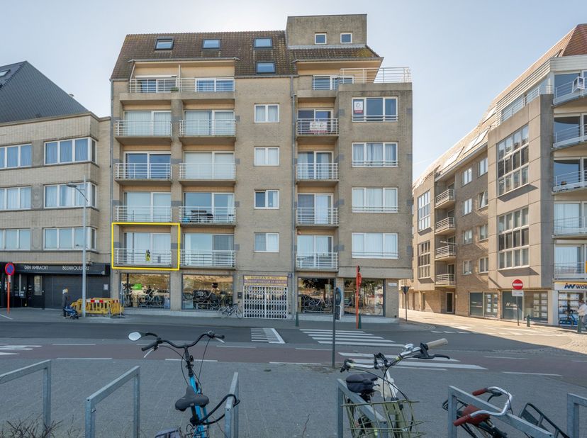 Ontdek dit charmante appartement op de eerste verdieping van Residentie “Het Strandhuis”, ideaal gelegen op een toplocatie vlak bij alle voorzieningen