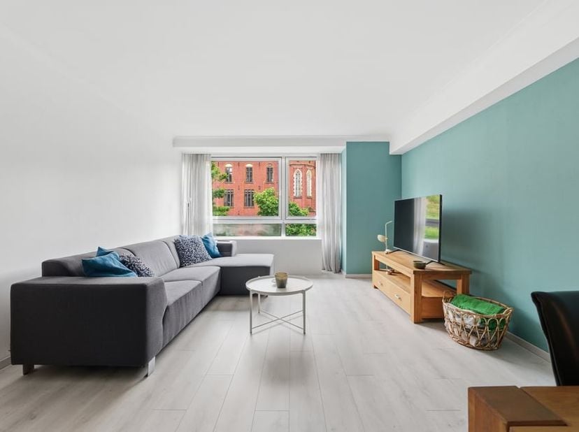 Op een uitstekende ligging aan de Guffenslaan 28 bus 8 in Hasselt bevindt zich dit aangename appartement op de tweede verdieping. Met een bewoonbare o