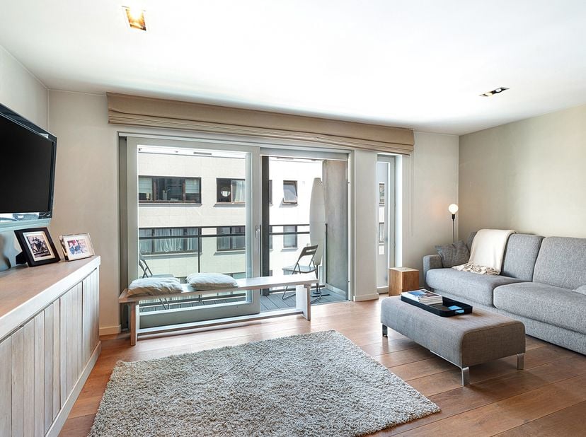 Modern appartement gelegen in een kleinschalig gebouw op centrale ligging nabij het centrum en het Albertstrand. <br />
Samenstelling: open keuken voo