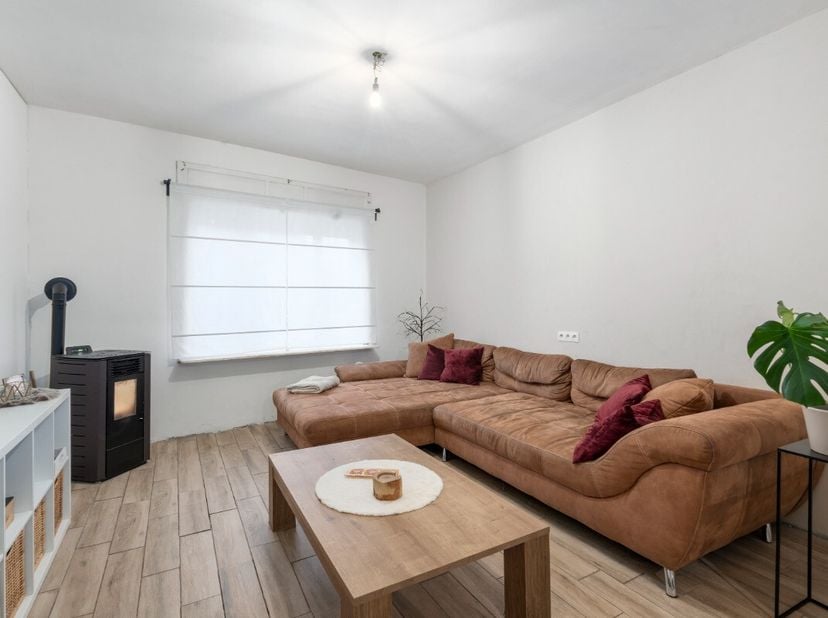 Deze woning in de Jagersstraat in Brakel biedt een praktische indeling en een aangename leefomgeving nabij belangrijke invalswegen. Met drie slaapkame