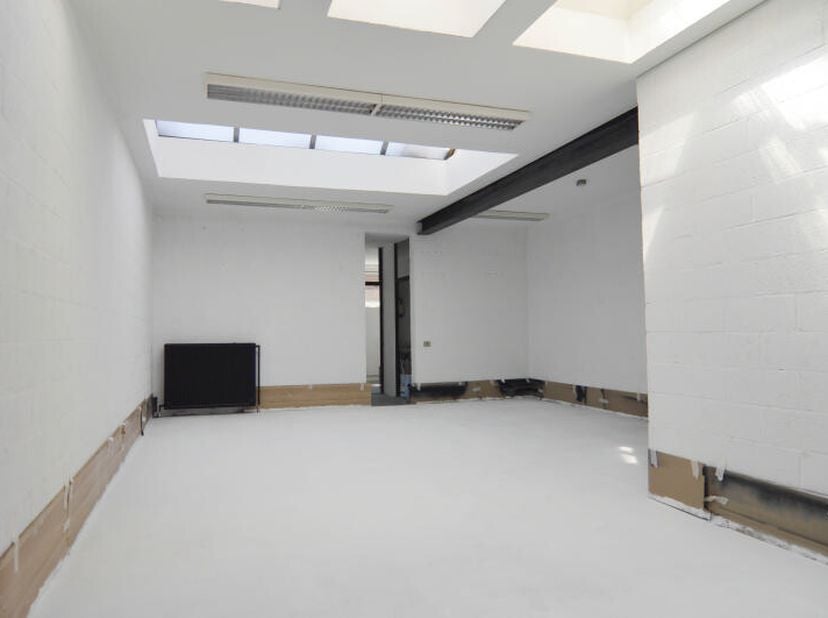 Situé dans le quartier Saint-Léonard, ce bureau de 90 m² offre un espace professionnel fonctionnel et modulable, idéal pour lexercice dune profession