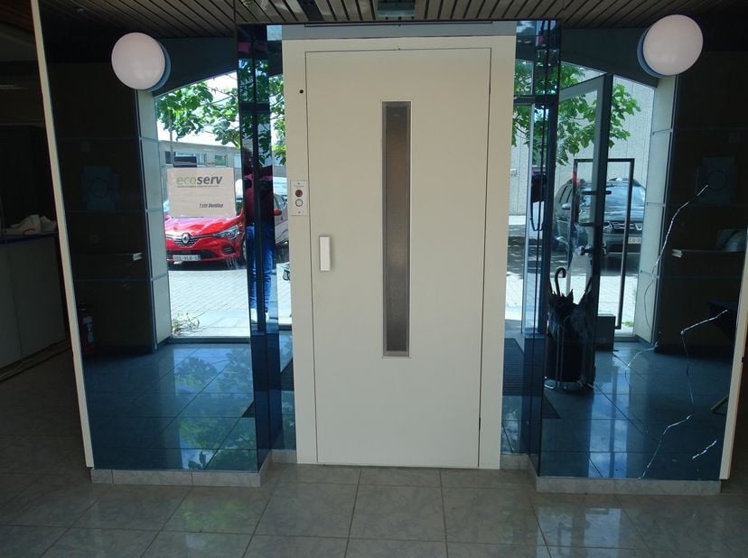 Situation : Ce bureau est situé près du centre de Vilvorde et est facilement accessible par les transports publics et par l'autoroute E19 Anvers-Bruxe