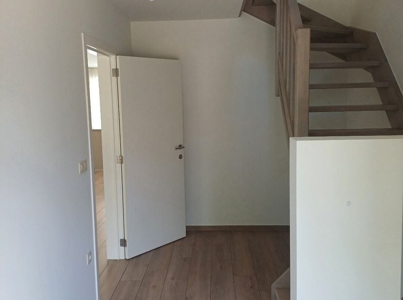 Nieuwbouw instapklare gezinswoning met 3 slaapkamers op een zeer gunstige ligging. De woning is voorzien van een ruime inkomhal, woonkamer, keuken, be