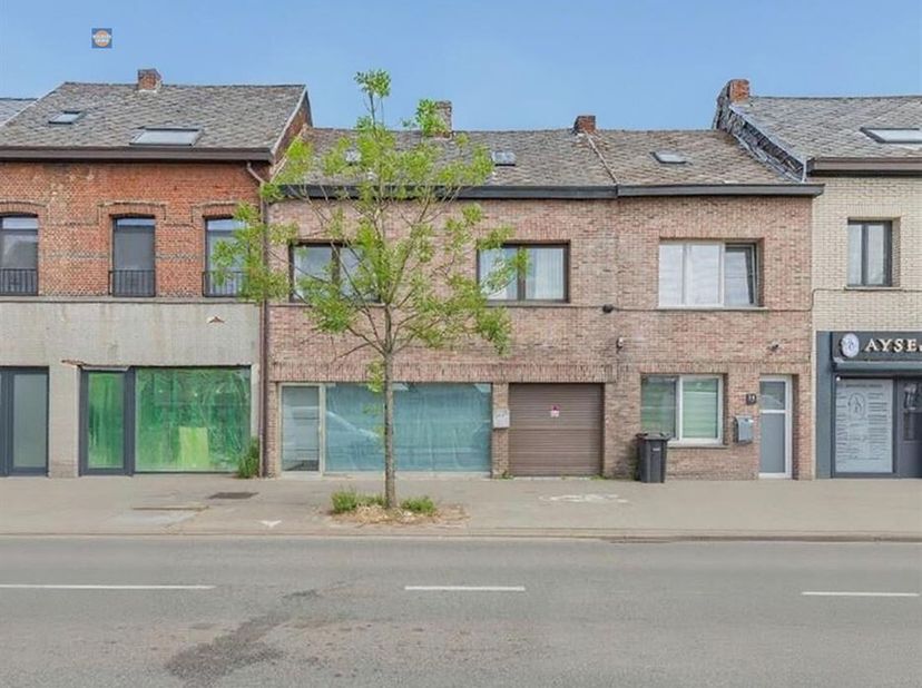Cette propriété commerciale à rénover offre une opportunité unique pour ceux qui recherchent une propriété avec des possibilités d'habitation et de tr