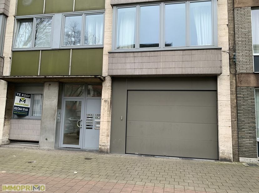 Goed gelegen autostaanplaats in de ondergrondse garage gelegen Luitenant Lippenslaan 35 te 2140 Borgerhout. Autostaanplaats nr 1,2 zijn bereikbaar via
