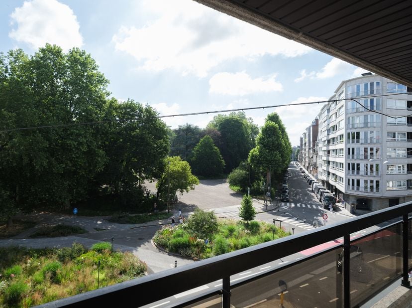 Op te frissen drieslaapkamerappartement met open zicht over het Citadelpark.<br />
<br />
Op een toplocatie in Gent, pal aan het Citadelpark en op wan