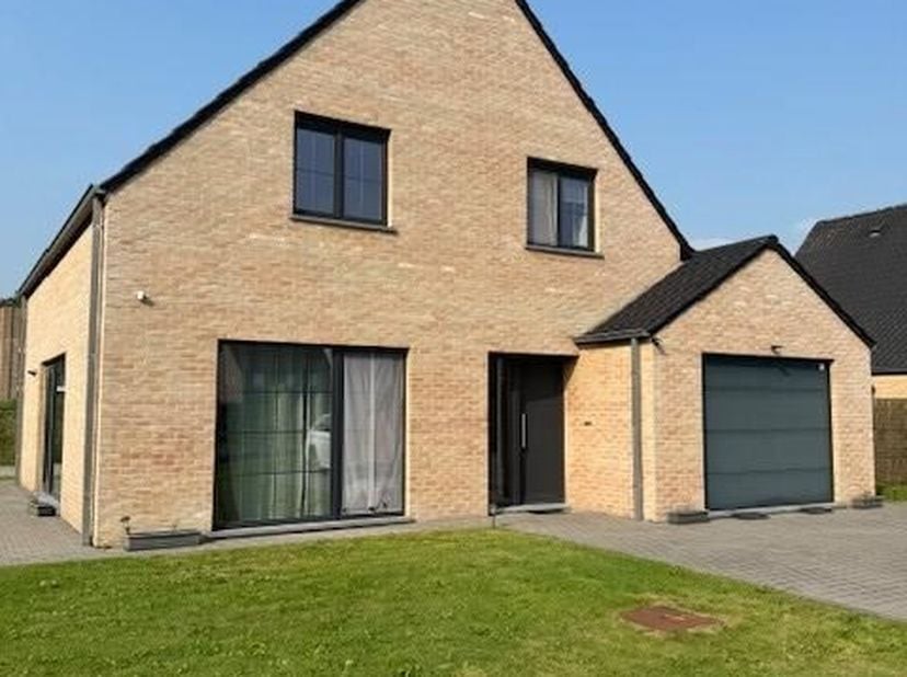 Deze ruime woning geniet van heel veel lichtinval, gelegen op wandelafstand van het centrum van Oostkamp.<br />
De woning is als volgt ingedeeld:<br /
