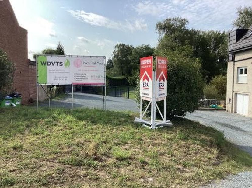 Ontdek deze bouwgrond van 266 m² voor een halfopen gezinswoning met 3 bouwlagen en ondergrondse garage. Dankzij de ligging aan de Brusselsesteenweg 46