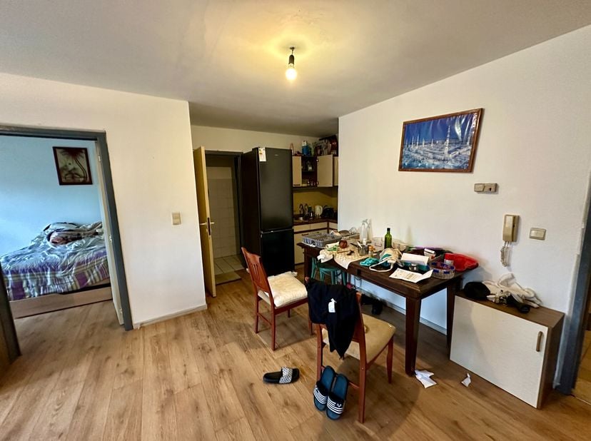 Bent u op zoek naar een interessante investering of een betaalbaar verblijf? Dit éénslaapkamer appartement op de 1ste verdieping biedt tal van opportu