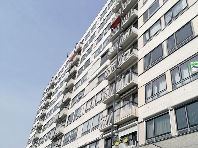 Cet appartement de 98 m² au quatrième étage de la résidence "Esplanade", avec deux balcons, offre un espace de vie idéal pour les familles, les couple