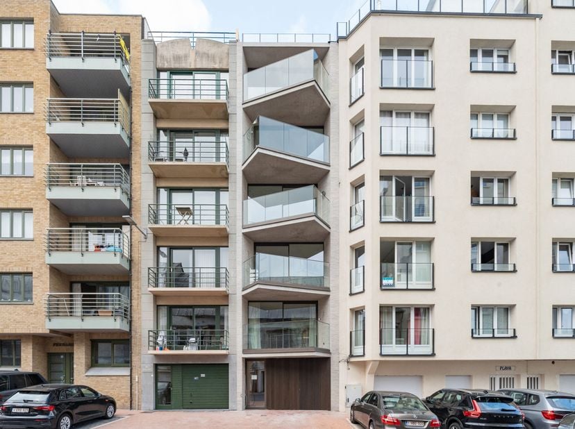 Dit appartement gelegen op de 2 bovenste verdiepingen beschikt over maar liefst 3 terrassen, waaronder één groot dakterras!<br />
Residentie SANS SOUC