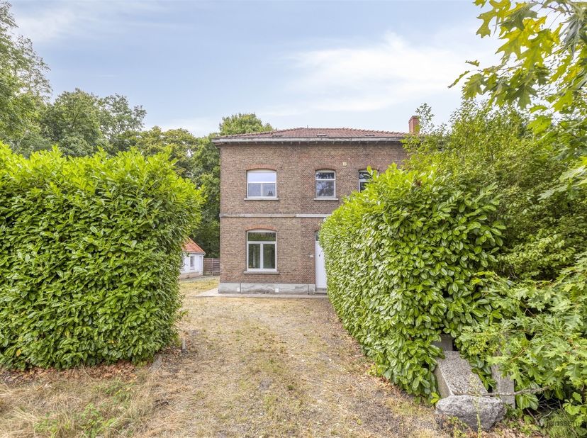 Sur un terrain de 8a 58ca, vous trouverez cette charmante maison de l'époque Interbellum, d'une surface habitable de 148 m². Grâce à ses hauts plafond