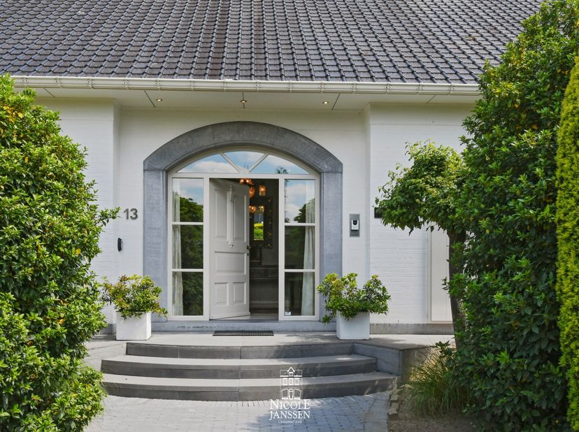 Deze vrijstaande exclusieve villa straalt karakter en comfort uit. Omringd door een fraai aangelegde tuin met verwarmd zwembad en poolhouse biedt deze