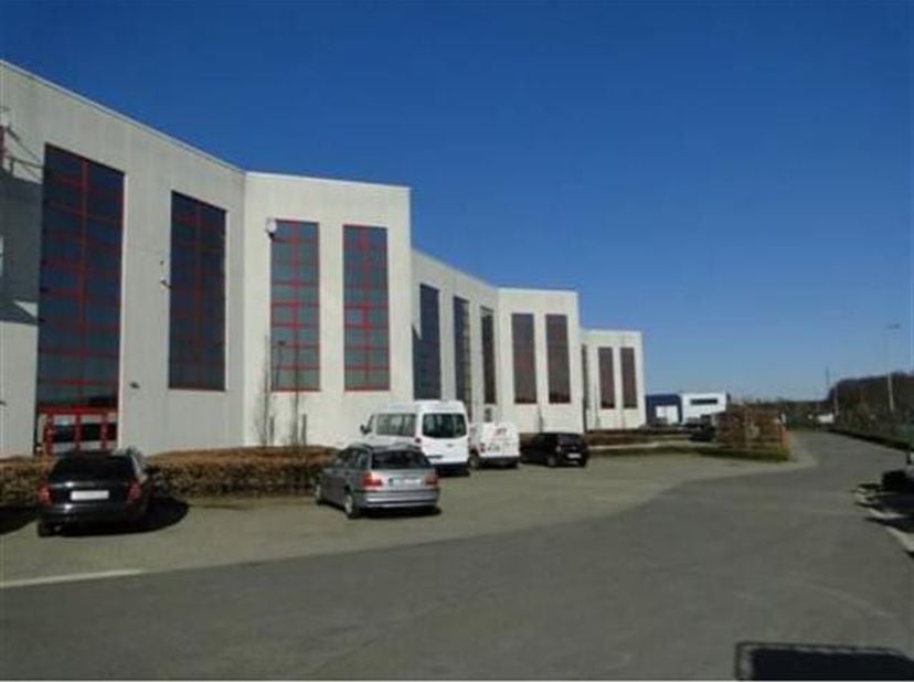 Opslagruimtes met of zonder kantoren gelegen op het industrieterrein in Opglabbeek. Zeer goede verbinding met de E314 (Leuven – Genk) en de E313 (Antw
