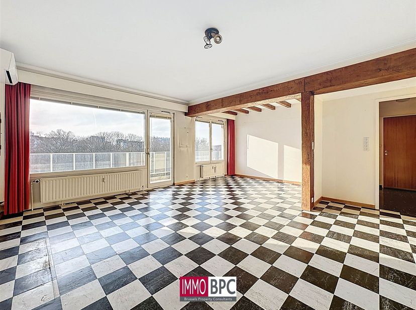 Cet agréable appartement d’environ 77 m² bénéficie d’une excellente situation dans le quartier verdoyant de Ganshoren et combine espace, luminosité et
