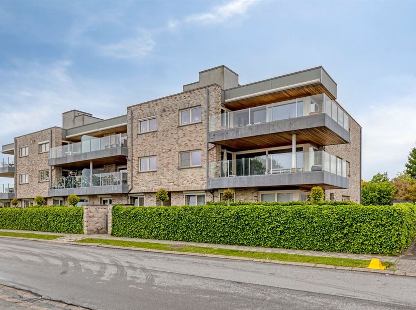 Ontdek dit prachtig energiezuinige appartement uit 2017. Het appartement is ideaal gelegen nabij winkels, scholen en alle dagelijkse voorzieningen. Da
