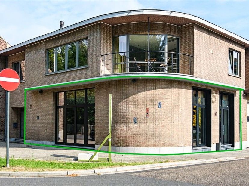 Op wandelafstand van het bruisende  stadscentrum van Sint-Truiden vinden we dit handelspand vol potentieel terug in de Parkstraat ter hoogte van numme