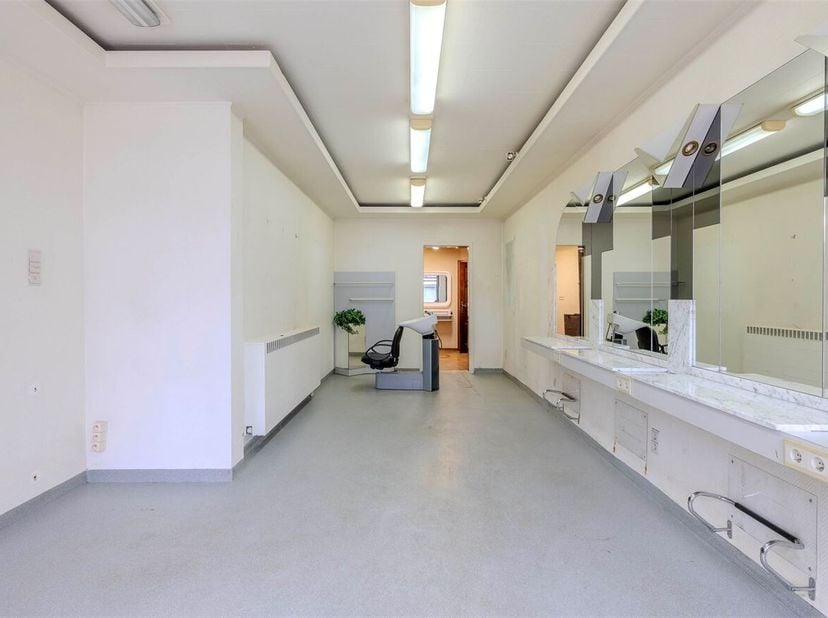 Te renoveren handelspand met woonst 3 slaapkamers<br />
Indeling:<br />
Kelder: opslag<br />
Gelijkvloers: handelspand, woonkamer, keuken, veranda, te