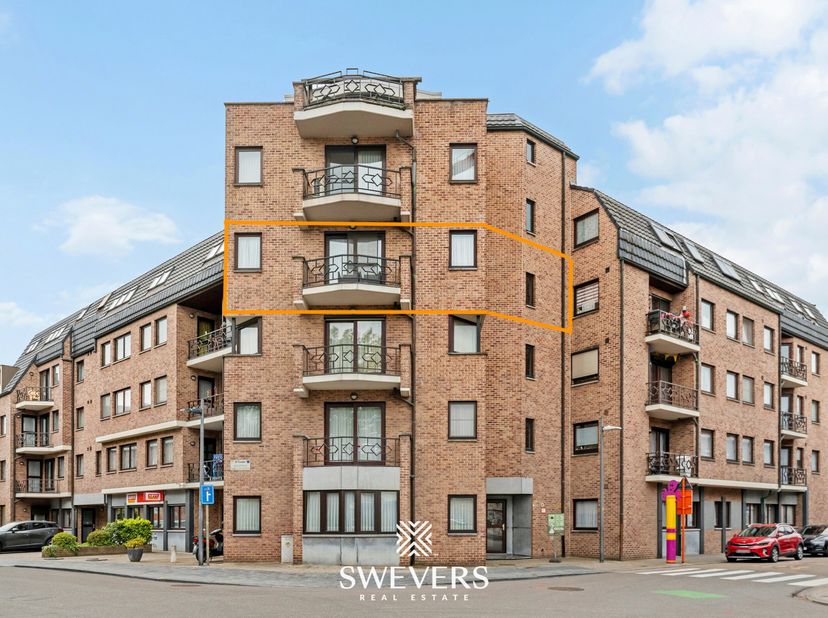 Voor meer info en fotos, surf naar www.swevers.be  Dit ruime appartement op de derde verdieping ligt centraal in Sint-Truiden en biedt 110 m² comforta