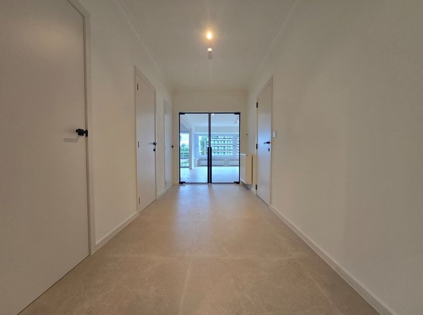 Appartement entièrement rénové comprenant trois chambres, situé à Mariakerke. L'appartement a été aménagé avec des matériaux de qualité. Grand salon l