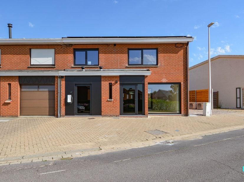 &amp;nbsp;Deze&amp;nbsp;totaal gerenoveerde&amp;nbsp;(2026)&amp;nbsp;en uiterst energiezuinige (EPC A+) halfopen bebouwing met drie&amp;nbsp;slaapkamers&amp;nbsp;is kindvrien