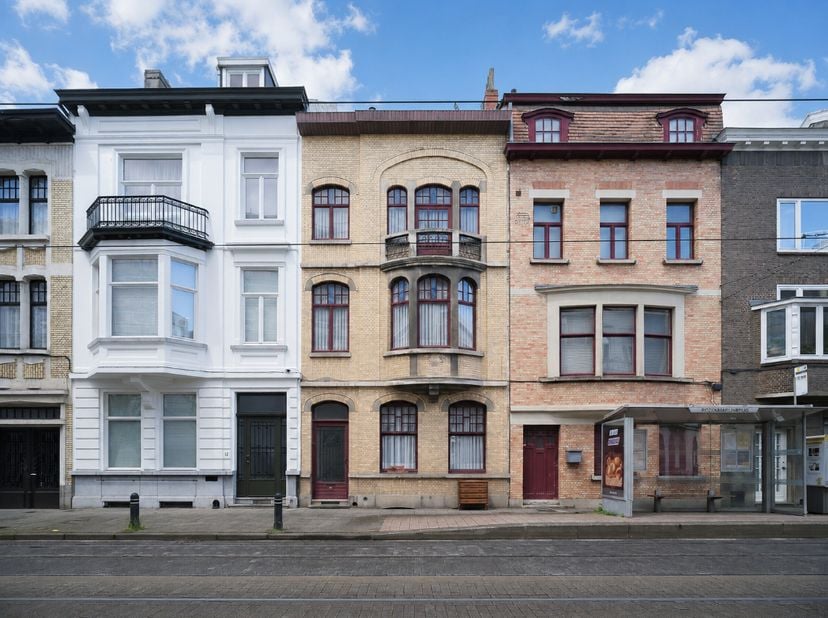 Karaktervolle interbellumwoning met uitzonderlijke stadstuin nabij de Coupure<br />
<br />
Op een gegeerde locatie nabij de Coupure bevindt zich deze