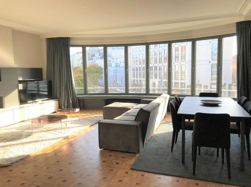 Brussel, Louizawijk, dicht bij winkels, openbaar vervoer, mooi appartement van 145 m² met een prachtig uitzicht op het Stefanieplein, gelegen op de 3d