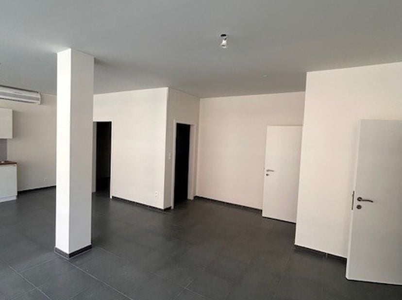 Handelspand die volledig is opgefrist met een nieuwe badkamer op gelijksvloer in centrum Brakel, Het marktplein is op 4 minuten wandelafstand waar je