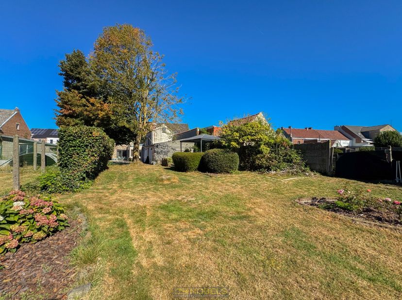 <br />
<br />
AANGENAME HALFOPEN BEBOUWING met SPATIEUZE TUIN en 2 GARAGES in de dorpskern van SINT-MARIA-OUDENHOVE (ZOTTEGEM). Deze woning biedt dank
