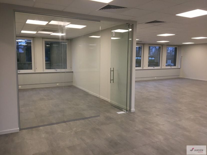 Prachtig gerenoveerd kantorencomplex gelegen in de Donderslagweg, in Houthalen-Helchteren. Deze locatie biedt gemakkelijk en snel toegang tot alle inv
