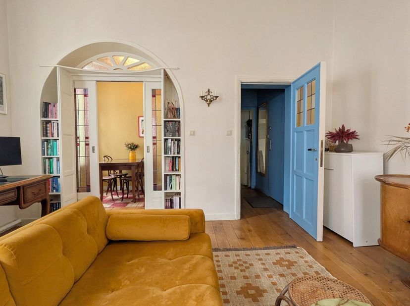 Situé dans le quartier Louise, l’un des secteurs les plus emblématiques et recherchés de Bruxelles, à deux pas de la Place Stéphanie et de Fernand Coc