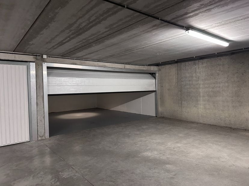 Dubbele garage te koop – Residentie Wilgenhof, De Panne<br />
<br />
Ruime, dubbele garage gelegen op verdieping -2 van residentie Wilgenhof, centraal