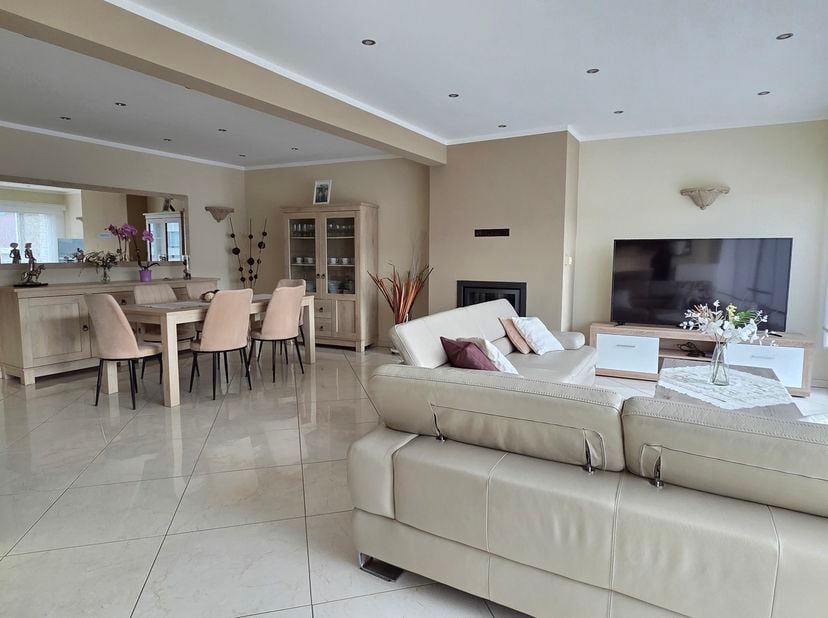 Ontdek dit mooie afgewerkt appartement op de eerste verdieping in Erembodegem, perfect voor wie houdt van comfort en ruimte. <br />
Het appartement is