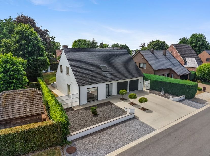Welkom aan de Kastanjelaan 1 in Alken, een rustige en gegeerde woonomgeving waar comfortabel wonen en een uitstekende bereikbaarheid perfect samengaan