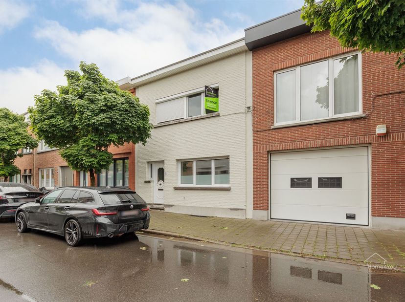 Te renoveren woning met tal van mogelijkheden op een uitstekende locatie te Wilrijk<br />
Bent u op zoek naar een woning die u volledig naar uw eigen