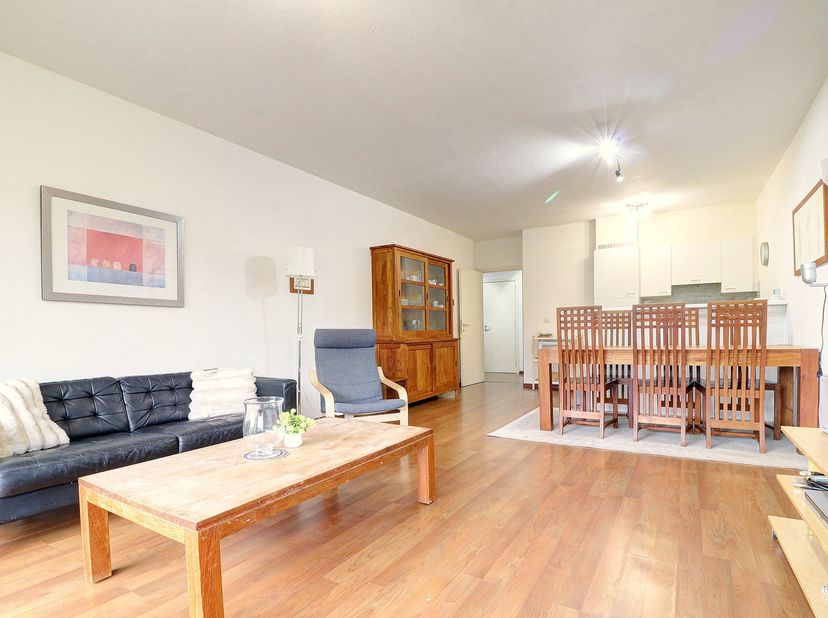 Gelegen vlak bij het Dumonplein, de groene promenade, winkels en openbaar vervoer, prachtig appartement van 85 m² bestaande uit: <br />
2 slaapkamers